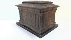 8 kg-os antik vas láda stilizált épületelemekkel