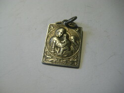 Régi katulikus vallási medál   , 25 x 15  mm   Mária  a kis Jézussal ,  valószínűleg ezüst