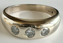 110T. 1 Forintról! Magyar Briliáns (0,5 Ct) Férfi Arany (8,8 g) gyűrű, Modern, Hófehér kövekkel!