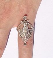 Hölgyet mintázó ezüst gyűrű
