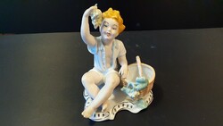 Jelzett , román porcelán. Szőlőt evő fiú.Fiú kosárral, szőlővel - porcelán figura, nipp