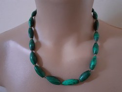 Green mineral necklace (malachite ???) with elongated eyes
