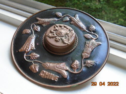 Copper wall plate with a flower pattern with the embossed coat of arms of Chile