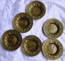 6 db réztányér egyben eladó, átmérő  9,5 cm.