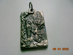 A Lourdes-i Boldogasszony olasz ezüstözött vallásos dombor medál ULRIK szignóval(?) datálva 1972