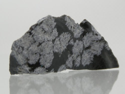 Hópehely obszidián: természetes vulkáni üveg krisztobalit kristályokkal. 4,3 gramm