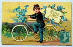 Antik  dombornyomott Újévi üdvözlő litho képeslap kis postás kerékpáron nefelejcs