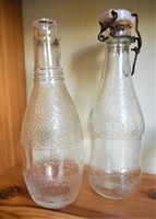 Két régi Bambis üveg (a régi csatos és a régebbi kupakos)
