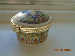 With a traditional Chinese lifestyle, a novel porcelain jewelry holder with a gilded copper rim embossed