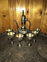 Pici réz karaffa kézzel díszített indiai 6 db pici serleggel (kupicás pohár)
