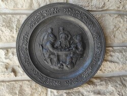 Beautiful tin bowl, wall-mounted, with a marked pub scene. Pipe-smoking peasants, hunting theme.