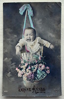Antik Újévi üdvözlő fotó képeslap síró baba virágkosárral