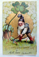 Antik  dombornyomott Újévi üdvözlő litho képeslap fejszével lóherét szedő törpe