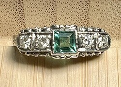 211T.  1 Forintról! Art Deco Briliáns (0,2 Ct) Smaragd (0,3 Ct) 14k Fehérarany (2,3 g) gyűrű!