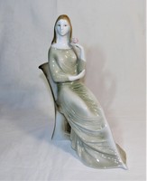 Ülő Nő virággal - Régi Zsolnay porcelán figura