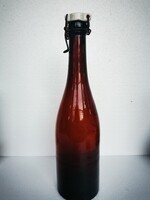 Különleges ragyogó színű csatos üveg sör, ásványvíz