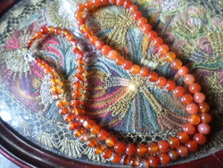 Necklace made of 60 cm carnelian or agate beads.