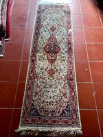 210  x 62 cm kézi csomózású Isfahan perzsa szőnyeg eladó
