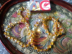 62 cm luster, honey yellow necklace with smaller crystals.