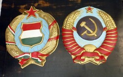 Kádár-kori magyar címer+ Sztálin-kori szovjet címer.