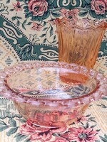 Rózsaszín üveg  tálka és borostyán színű váza..