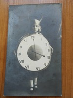 Antik fotó képeslap, Kisgyerek óra jelmezben