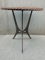 Mid century fém és fa különleges 3 lábú asztal