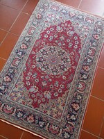 140 x 90 cm kézi csomózású Iráni Isfahan perzsa szőnyeg eladó.