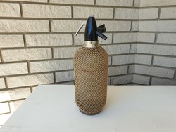 Retro régi aranyszínű hálós fémhálós üveg szódásszifon szódásüveg
