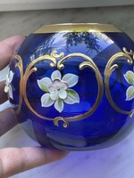 Nagyon szép plasztikus virágokkal, 18 kr. arannyal díszített kék üveg váza