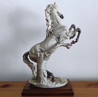 Ritkaság! G. Armani fehér lovas szobor!
