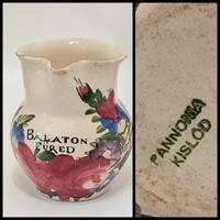 Városlődi "Balatonfüred" színes virágmintás, törtfehér mázas kis kerámia emlék kancsó (2251)
