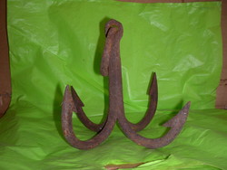 Antique 4-legged iron cat / small anchor