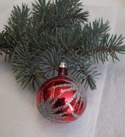 Üveg karácsonyfadísz - piros gömb ezüst csillám diszitéssel