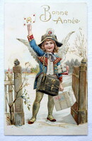 Antik dombornyomott  Újévi üdvözlő képeslap postás angyalka csomag levél szerencsepatkó