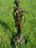 Jelzett bronz szobor márvány talpazattal, mérete 51 cm.
