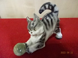 Német porcelán figura, labdázó tarka macska. Vanneki! Jókai.
