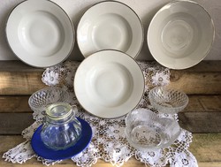 Konyhai csomag (ezüst szegélyes tányérok, csatos üveg stb..)