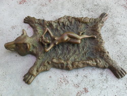 Bronz akt szobor medvebőrön