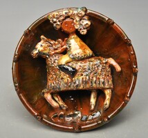 Szilágyi Mária keramikus  1970-körüli, tüneményes lovas figura, fali tálka. Jelzett.