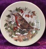 Madaras, vörösbegyes porcelán tányérka (L2689)