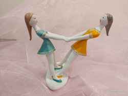 Hollóházi porcelán figura,pörgő-forgó lányok