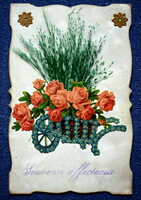 Antik dombornyomott képpel és valódi préselt virággal készült képeslap rózsa nefelejcs talicska