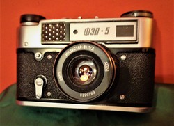 FED-5 fényképezőgép, eredeti bőrtokjában.