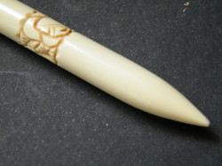 Csontszínű vagy csont régi faragott díszes tollszár