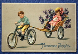Antik Újévi dombornyomott üdvözlő képeslap  riksa kerékpár kisfiú kisleány ibolya