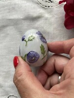 Kézzel festett kék virágos porcelán tojás
