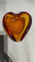 Barna szív alakú üveg hamutál
