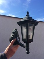 Kültéri fali fém vázas lámpa