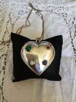 Eladó régi ezüst szív alakú medál kaboson drágakövekkek/ smaragd, rubin, zafír, opál/ nagy méret!